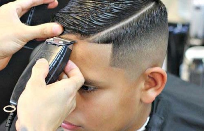 Sử dụng tông đơ và dao cạo khá đơn giản để tạo đường kẻ tóc