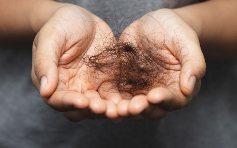 Dưỡng tóc bằng bơ phù hợp với những người có mái tóc yếu, hay gãy rụng