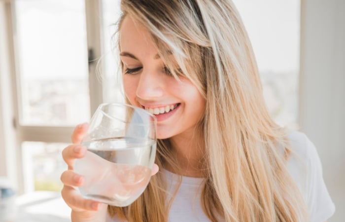 Duy trì uống đủ 2 lít nước mỗi ngày giúp hạn chế tình trạng môi khô