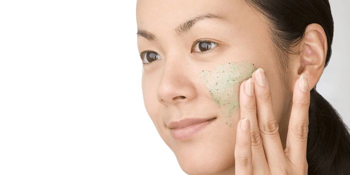 tẩy da chết hàng tuần giúp giảm bít tắc lỗ chân lông và mụn đầu đen 