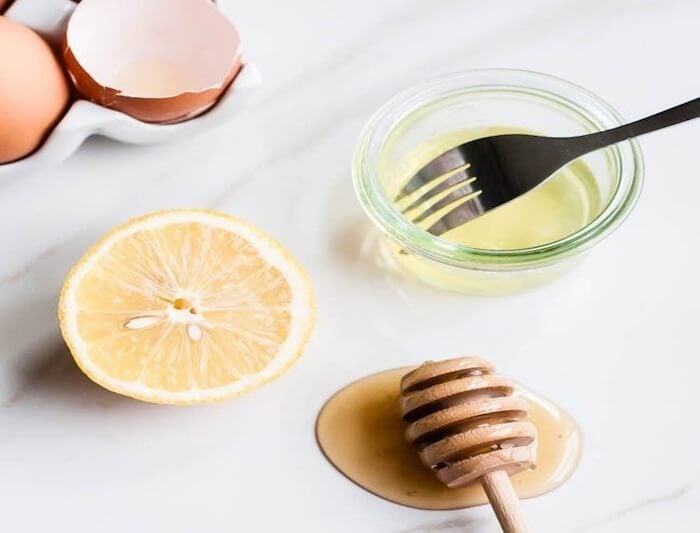 sự kết hợp giữa lòng trắng trứng, nước cốt chanh và mật ong giúp kháng khuẩn, hút bớt dầu thừa