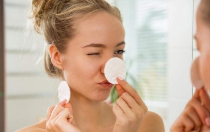 Tẩy trang để cho da mặt được thông thoáng, làm sạch bụi bẩn bám trên bề mặt da