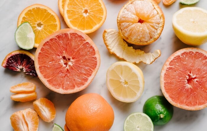 Hàm lượng vitamin C dồi dào trong trái cây họ cam quýt giúp làm sáng bề mặt da