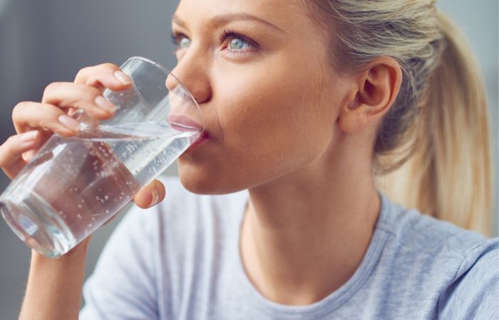 Uống nhiều nước hạn chế cảm giác thèm ăn