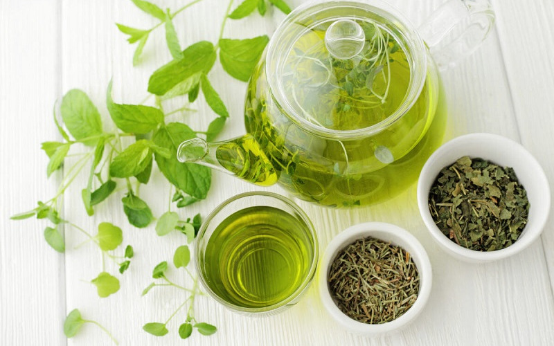 Uống 2-3 tách trà xanh mỗi ngày sẽ giúp bạn giảm mỡ bụng