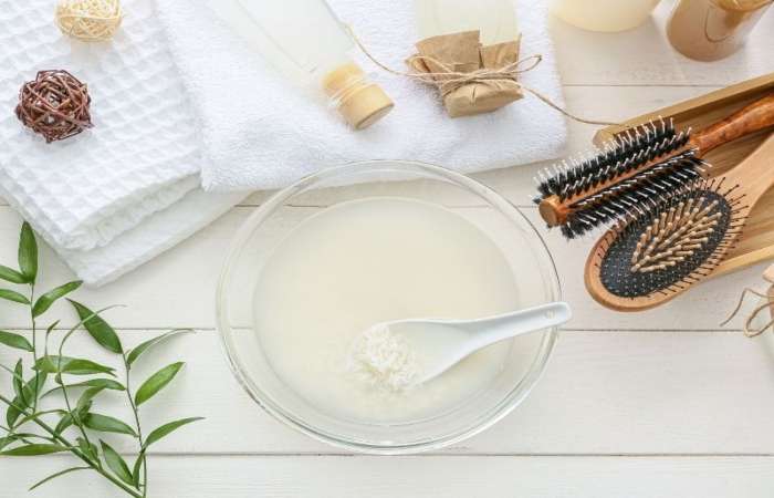 Nước vo gạo sở hữu nhiều acid amin, vitamin B, E giúp da đầu sạch, chân tóc chắc khỏe và tóc bóng mượt hơn.
