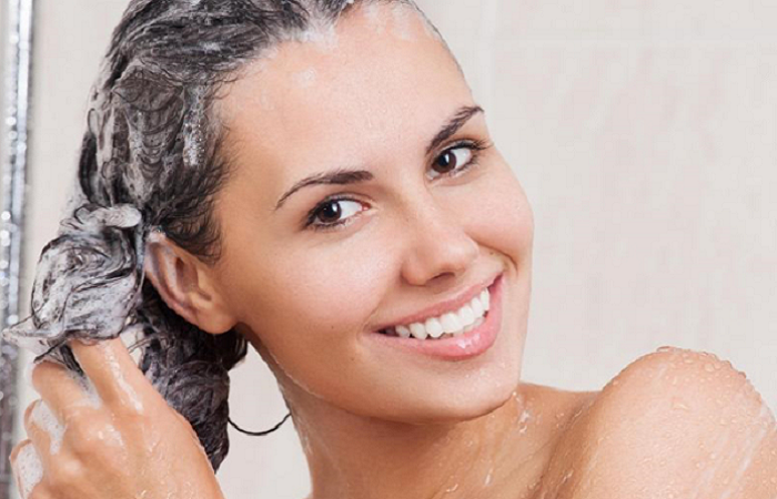 Gội đầu đúng cách sẽ giúp hạn chế hư tổn, phai màu tóc