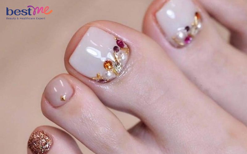 goi-y-100-mau-mong-chan-dinh-da-don-gian-ma-dep-sang-trong-nhat-nam-17 Gợi ý 100+ mẫu móng chân đính đá đơn giản mà đẹp, sang trọng nhất năm - 17