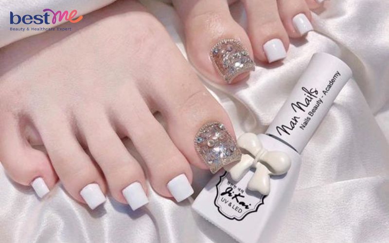 goi-y-100-mau-mong-chan-dinh-da-don-gian-ma-dep-sang-trong-nhat-nam-18 Gợi ý 100+ mẫu móng chân đính đá đơn giản mà đẹp, sang trọng nhất năm - 18