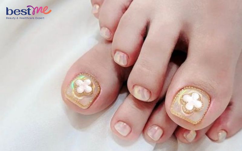 goi-y-100-mau-mong-chan-dinh-da-don-gian-ma-dep-sang-trong-nhat-nam-20 Gợi ý 100+ mẫu móng chân đính đá đơn giản mà đẹp, sang trọng nhất năm - 20