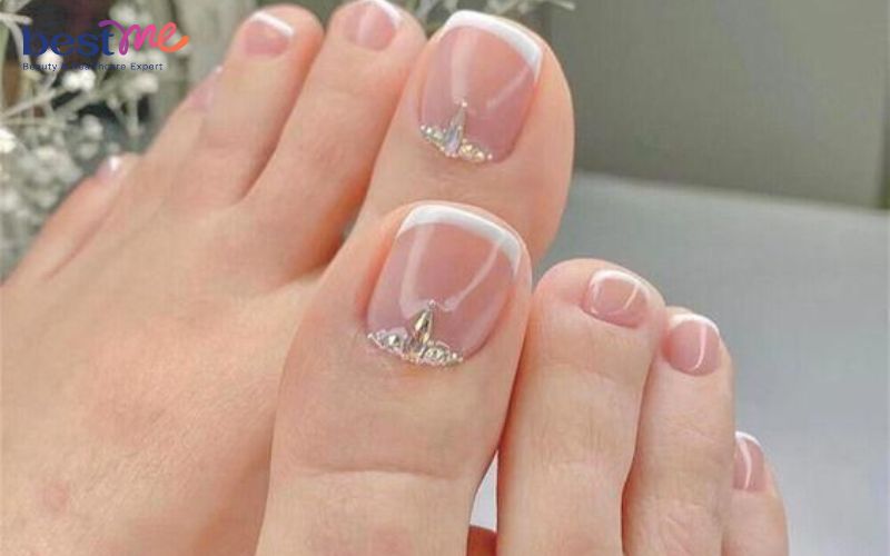 goi-y-100-mau-mong-chan-dinh-da-don-gian-ma-dep-sang-trong-nhat-nam-6 Gợi ý 100+ mẫu móng chân đính đá đơn giản mà đẹp, sang trọng nhất năm - 6