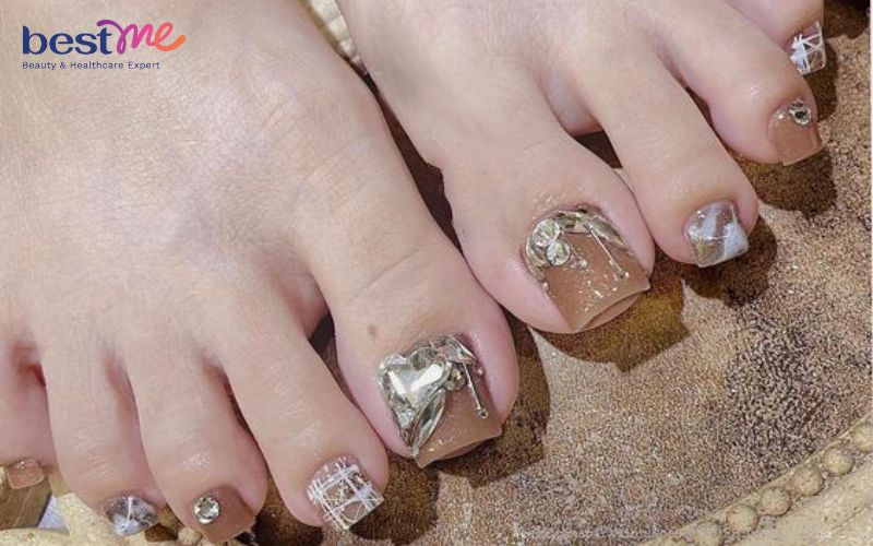 goi-y-100-mau-mong-chan-dinh-da-don-gian-ma-dep-sang-trong-nhat-nam-8 Gợi ý 100+ mẫu móng chân đính đá đơn giản mà đẹp, sang trọng nhất năm - 8