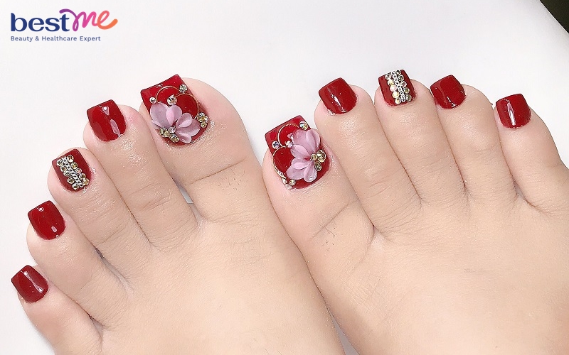 goi-y-50-mau-mong-chan-tet-hot-trend-2024-sieu-dep-cho-chi-em-lua-chon-23 Gợi ý 50+ mẫu móng chân tết HOT trend 2024 siêu đẹp cho chị em lựa chọn - 23