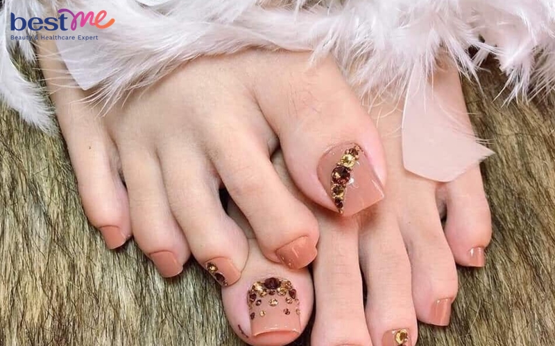 goi-y-50-mau-mong-chan-tet-hot-trend-2024-sieu-dep-cho-chi-em-lua-chon-32 Gợi ý 50+ mẫu móng chân tết HOT trend 2024 siêu đẹp cho chị em lựa chọn - 32