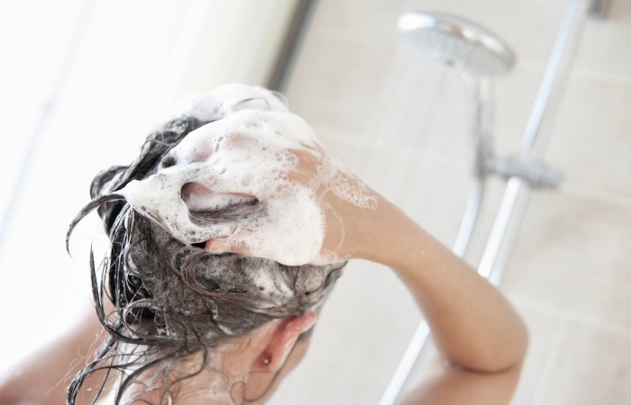 Gội đầu quá nhiều lần không tốt cho tóc và da đầu