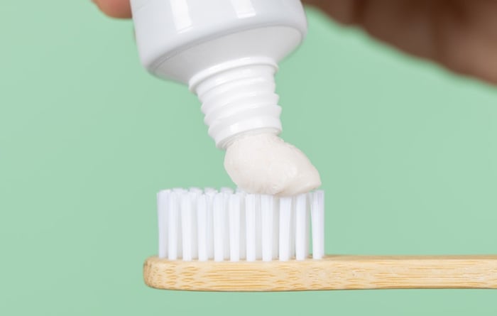 Kem đánh răng chứa nhiều chất kháng khuẩn có khả năng làm sạch lớp da chết trên môi