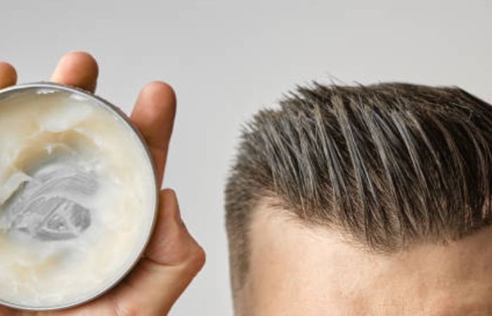 Dùng quá nhiều sản phẩm tóc có hóa chất như gel hoặc wax sẽ làm da đầu khô và bong tróc