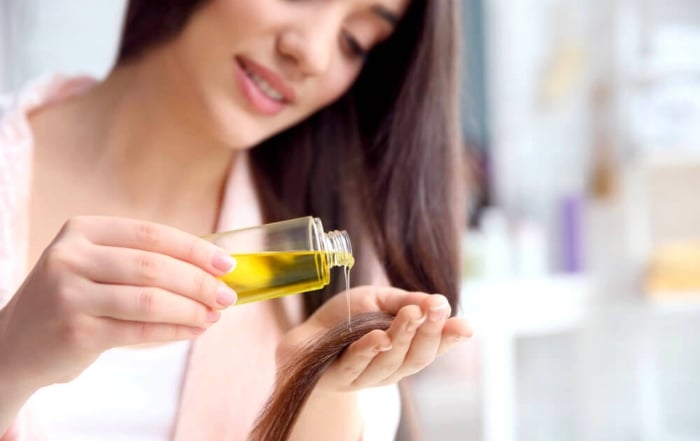 Thoa thêm tinh dầu dưỡng tóc sau khi gội đầu để duy trì độ bóng khỏe cho tóc