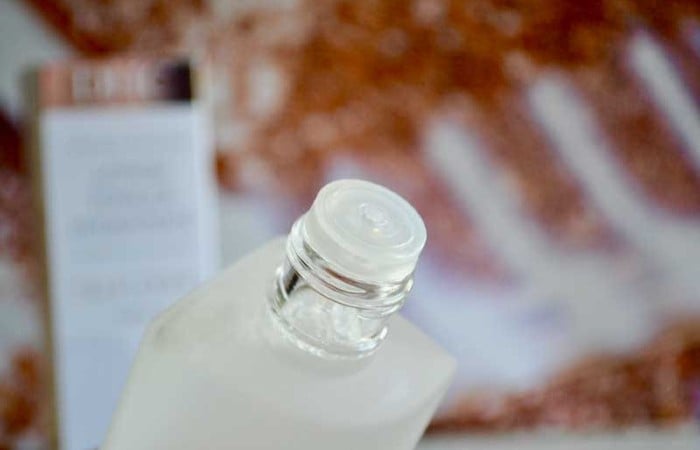 Hình dáng chai lạ và miệng chai bằng nhựa giúp điều chỉnh lượng sản phẩm lấy ra