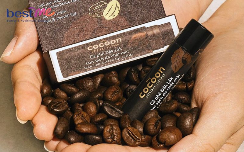 hoi-dap-tay-te-bao-chet-moi-cocoon-cach-su-dung-sao-cho-dung-1 Hỏi đáp: Tẩy tế bào chết môi Cocoon cách sử dụng sao cho đúng? - 1