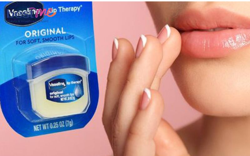 hoi-dap-vaseline-duong-moi-tri-tham-co-tot-khong-8 Hỏi đáp: Vaseline dưỡng môi trị thâm có tốt không? - 8
