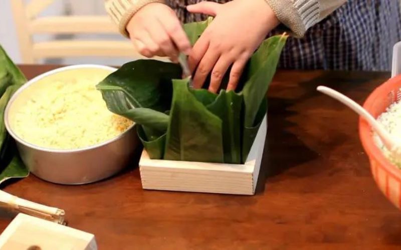 huong-dan-cach-lam-banh-chung-gac-may-man-cho-nam-moi-4 Hướng dẫn cách làm bánh chưng gấc may mắn cho năm mới - 4