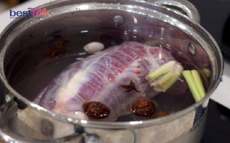 huong-dan-cach-luoc-bap-bo-ngon-cham-cung-nuoc-mam-gung-ngon-tuyet-4 Hướng dẫn cách luộc bắp bò ngon chấm cùng nước mắm gừng ngon tuyệt - 4