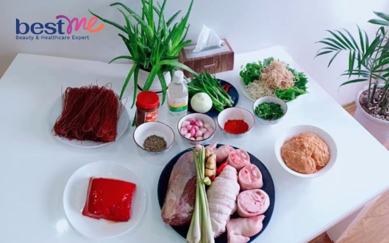 huong-dan-cach-nau-bun-bo-hue-dam-da-chuan-vi-mien-trung-cuc-don-gian-3 Hướng dẫn cách nấu bún bò Huế đậm đà chuẩn vị miền Trung cực đơn giản - 3