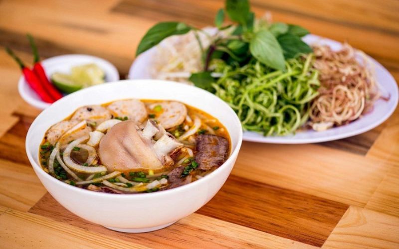 huong-dan-cach-nau-bun-bo-hue-dam-da-chuan-vi-mien-trung-cuc-don-gian-8 Hướng dẫn cách nấu bún bò Huế đậm đà chuẩn vị miền Trung cực đơn giản - 8