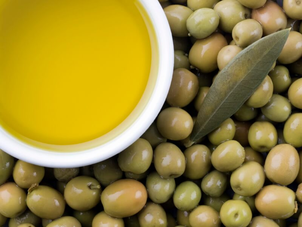 Các loại mặt nạ trắng da từ lòng trắng trứng gà với dầu ô liu