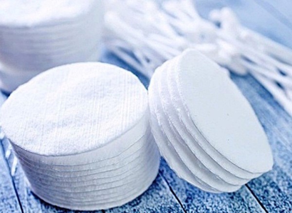 Dùng bông tẩy trang sai cách có thể khiến da bạn xấu đi - 2