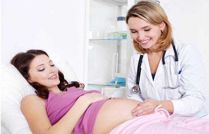 Nếu phát hiện tình trạng bất thường mẹ bầu nên nhanh chóng đến gặp bác sĩ thăm khám