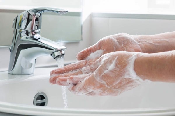 Rửa tay sạch với xà phòng và làm sạch lại với nước sạch