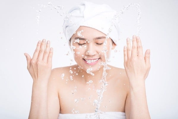 Làm sạch da nhẹ dịu là tiền đề cho vitamin C phát huy tác dụng trên da