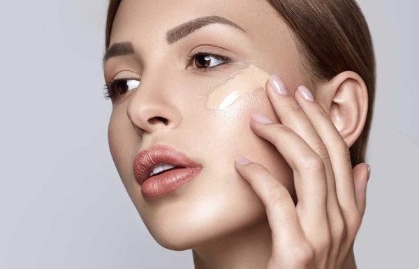 Tránh sai lầm khi sử dụng kem nền kiềm dầu cho da mùa hè - 1