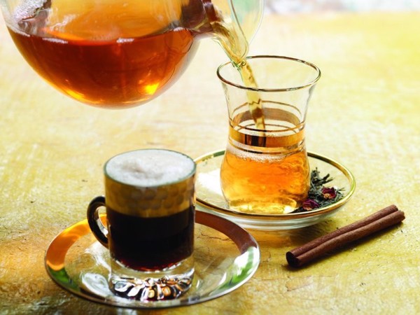 Hạn chế uống trà và cà phê để bảo vệ màu môi