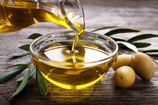 chăm sóc da tay bằng dầu oliu