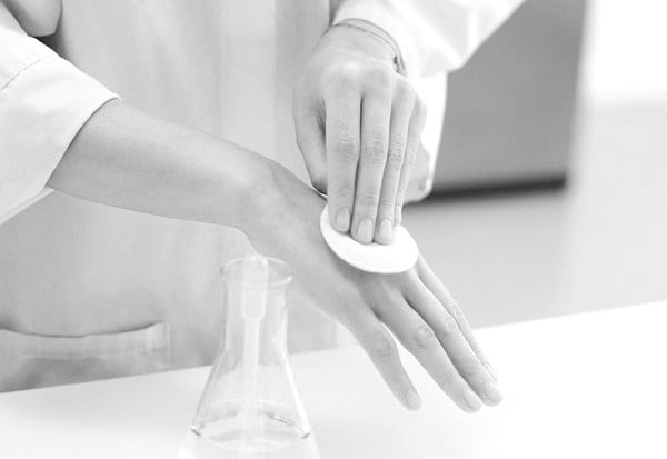 Liệu cồn (alcohol) có ảnh hưởng đến chu trình dưỡng da dầu mụn? - 1