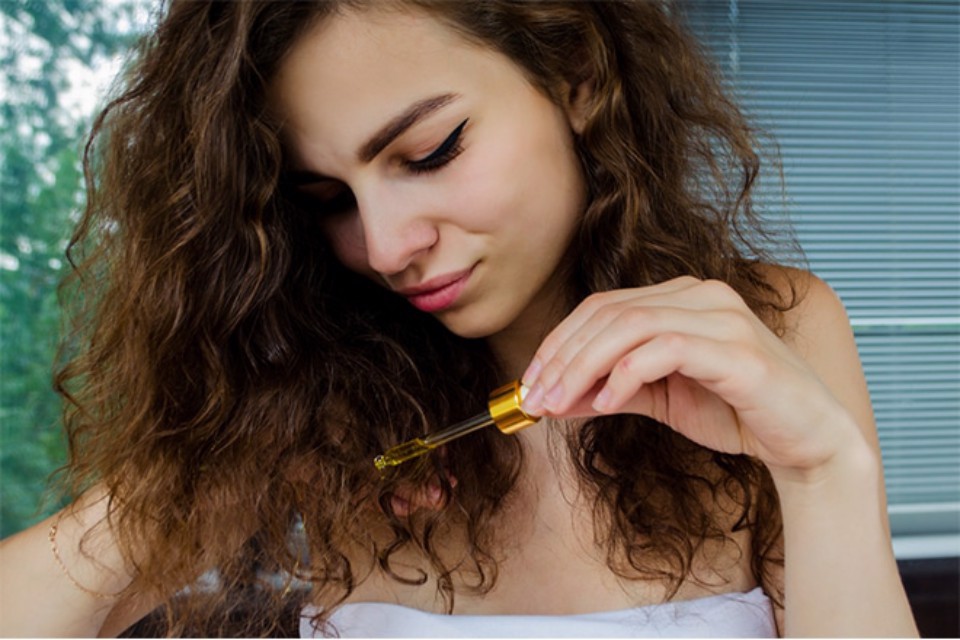 Review serum dưỡng tóc và tinh dầu dưỡng tóc cái nào tốt hơn?