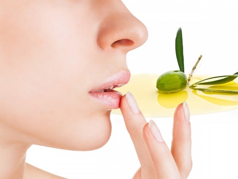 Dưỡng môi trị thâm bằng dầu olive có hiệu quả không?