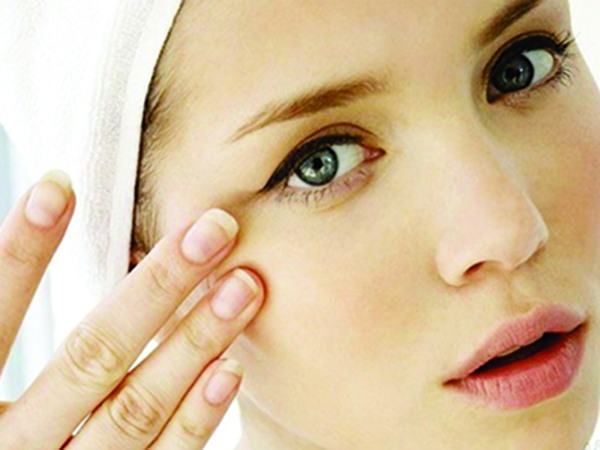 Bí kíp hack tuổi nhờ thói quen chăm sóc da vùng mắt - 1
