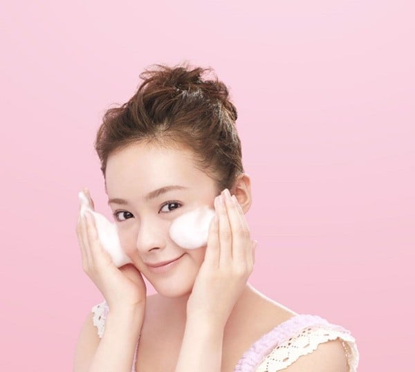 Vì sao nên dùng lướt tạo bọt để rửa mặt? - 2