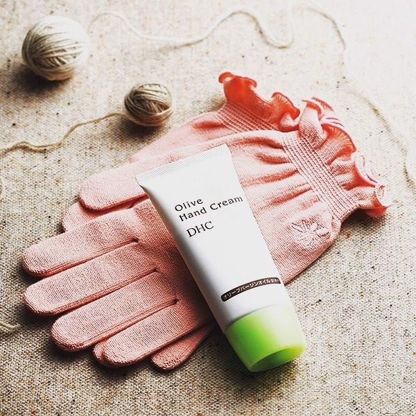 chăm sóc da tay với kem dưỡng dhc