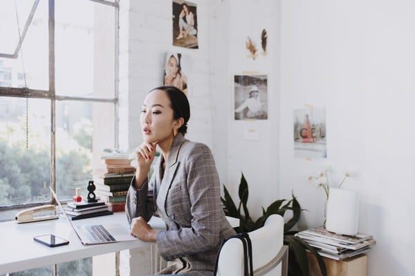 Vì sao da sạm ngay cả khi ngồi trong nhà? - 1