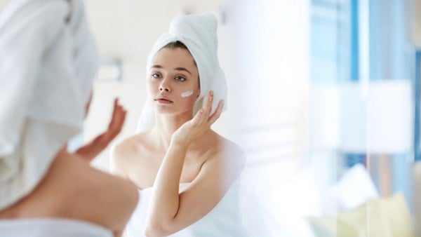 Dùng kem dưỡng da mỗi ngày mà vẫn bị đen sạm do 4 thói quen sau - 4