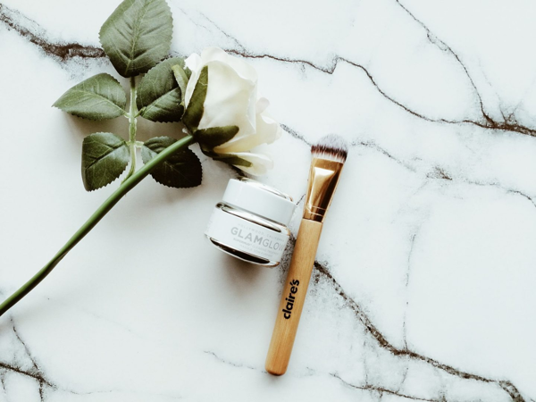 Sản phẩm có hũ màu trắng sang trọng