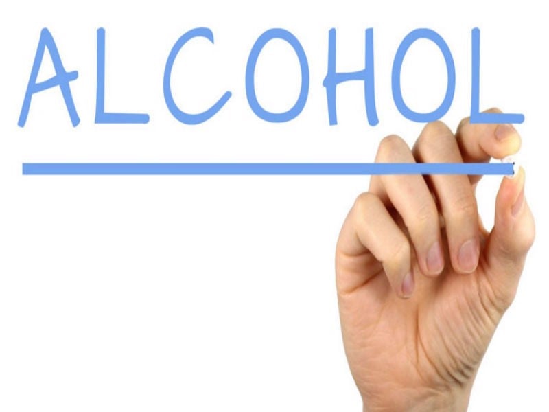 Liệu cồn (alcohol) có ảnh hưởng đến chu trình dưỡng da dầu mụn?