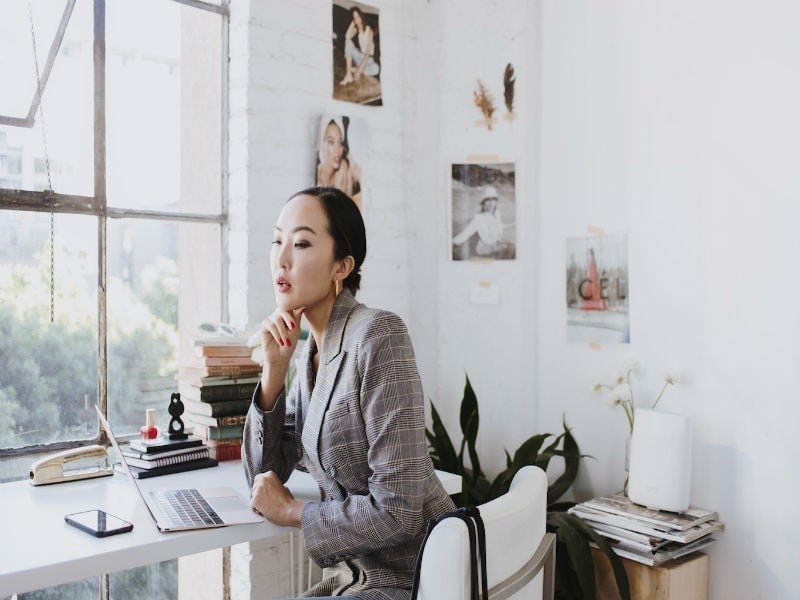 Vì sao da sạm ngay cả khi ngồi trong nhà?