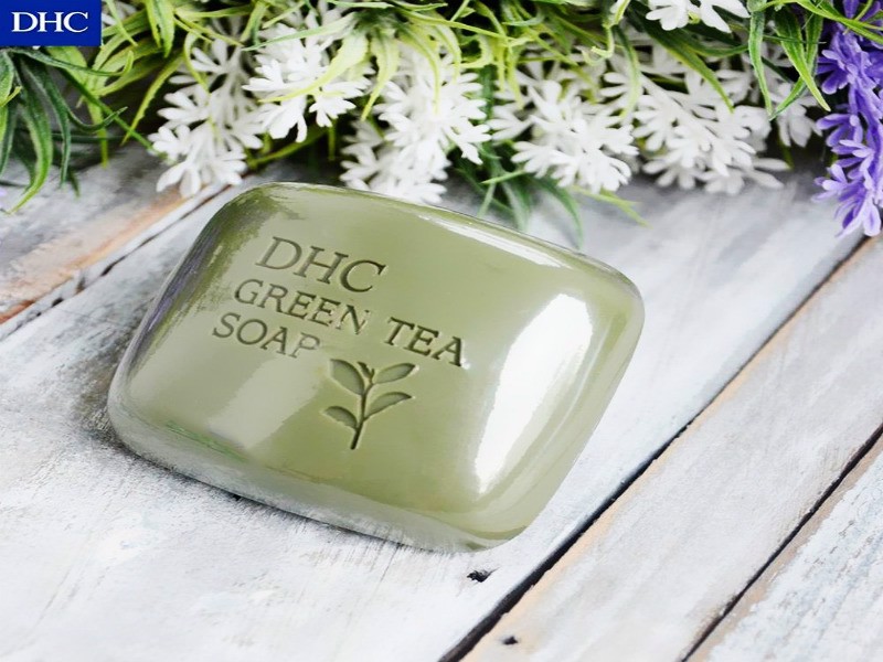 Chăm sóc da nhạy cảm bị mụn với sữa rửa mặt trà xanh