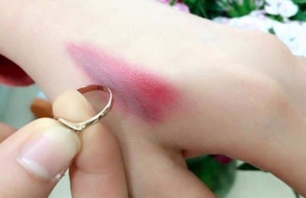 Vì sao nên chọn các loại son không chì khi trang điểm môi? - 4